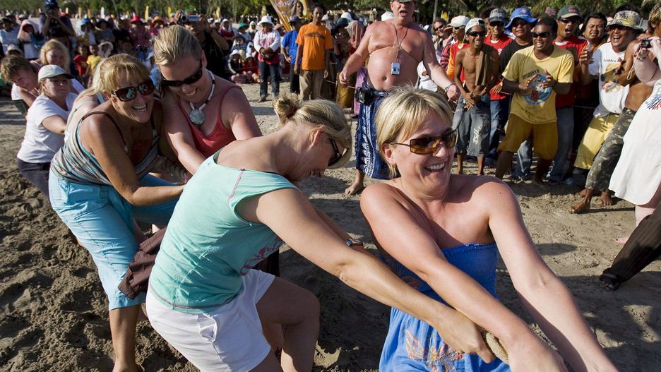 Turyści na Bali chcą się bawić, łamią przy tym prawo i normy społeczne