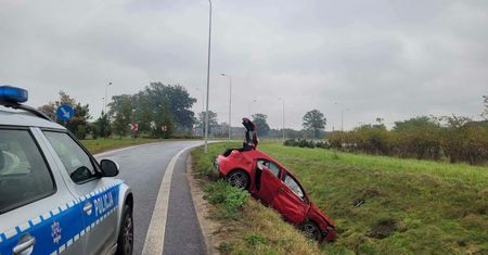 Wypadek na obwodnicy! Samochód wpadł do rowu!