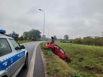 Wypadek na obwodnicy! Samochód wpadł do rowu!