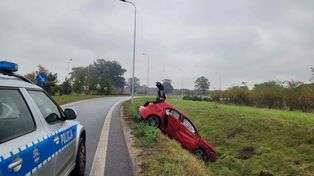 Wypadek na obwodnicy! Samochód wpadł do rowu!