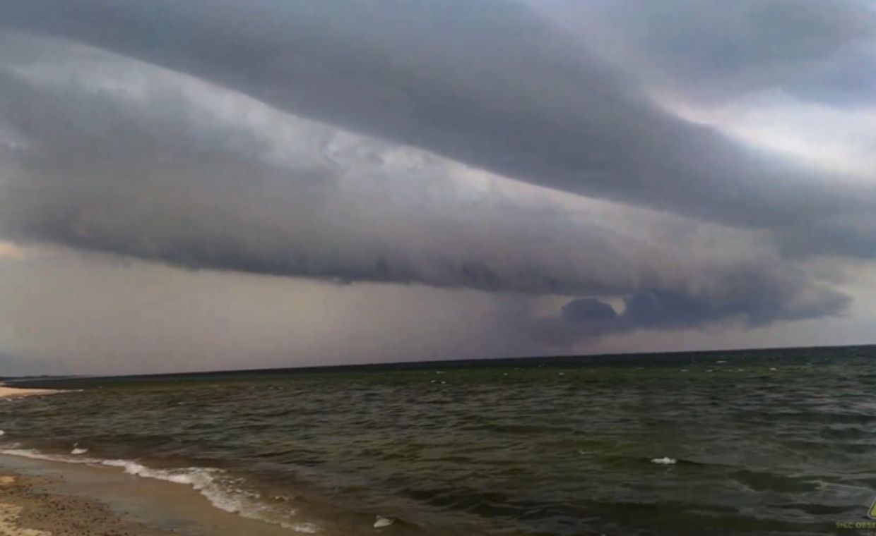 Wał szkwałowy nad plażą w Łazach