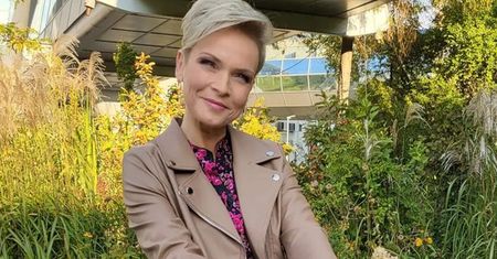 Ta sukienka Aleksandry Kostki z TVP robi furorę wśród 45-latek. Podobny wzór nosi Marzena Rogalska