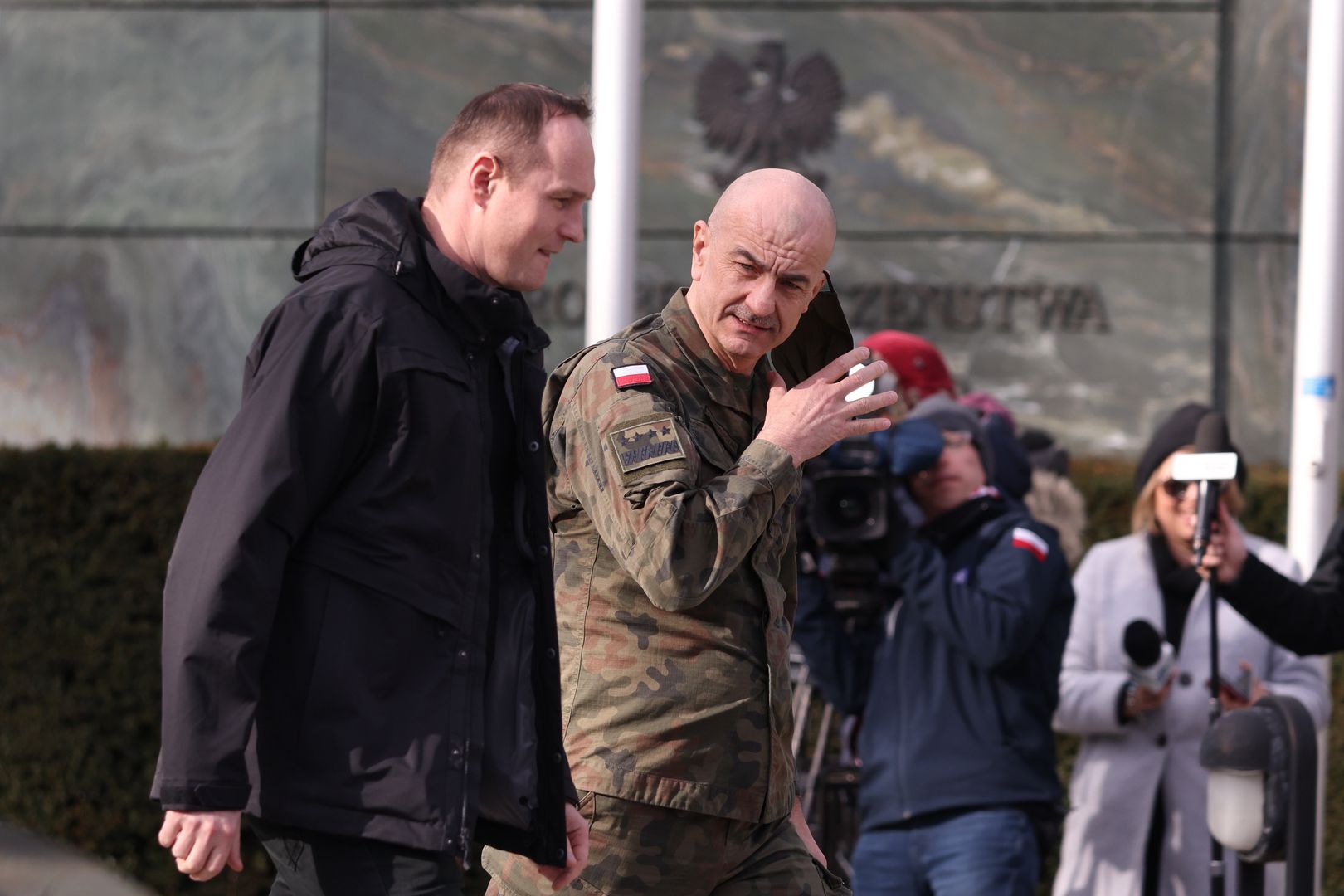 Warszawa, 25.02.2022. Szef Sztabu Generalnego Wojska Polskiego generał Rajmund T. Andrzejczak (2L) przed siedzibą Biura Bezpieczeństwa Narodowego w Warszawie, 25 bm. Zakończyła się kolejna narada w BBN z udziałem prezydenta, premiera, przedstawicieli rządu i dowódców wojskowych. Tematem rozmów była sytuacja związana z rosyjską agresją na Ukrainę. (jm) PAP/Leszek Szymański
