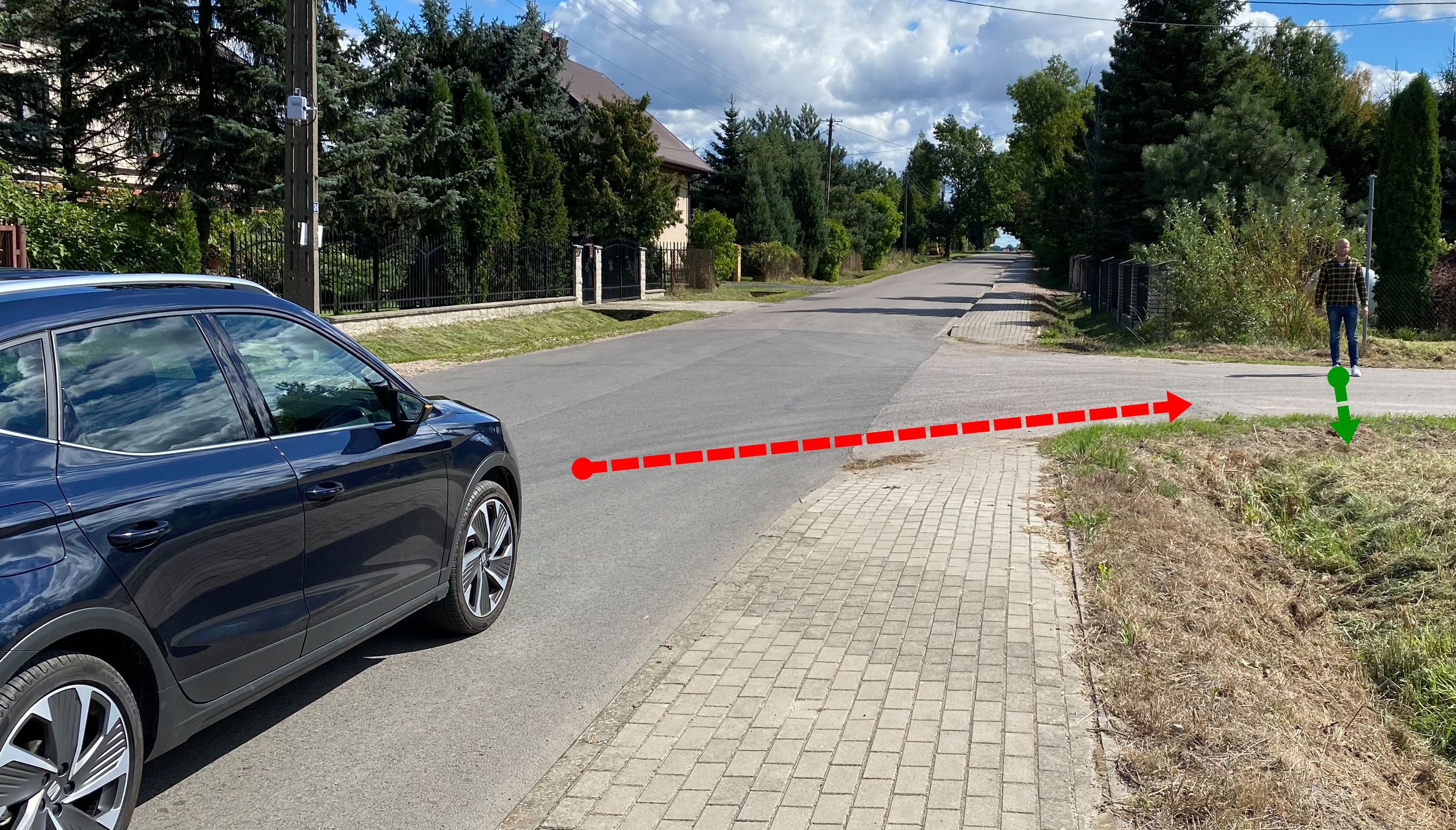 Pojazd skręca w prawo, ale musi ustąpić pieszemu pomimo braku przejścia