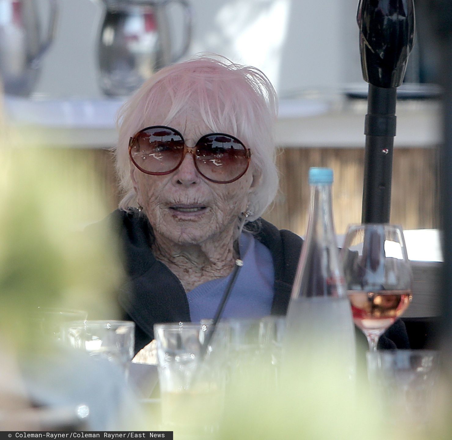 Shirley MacLaine na lunchu ze Stephenem Dorffem
