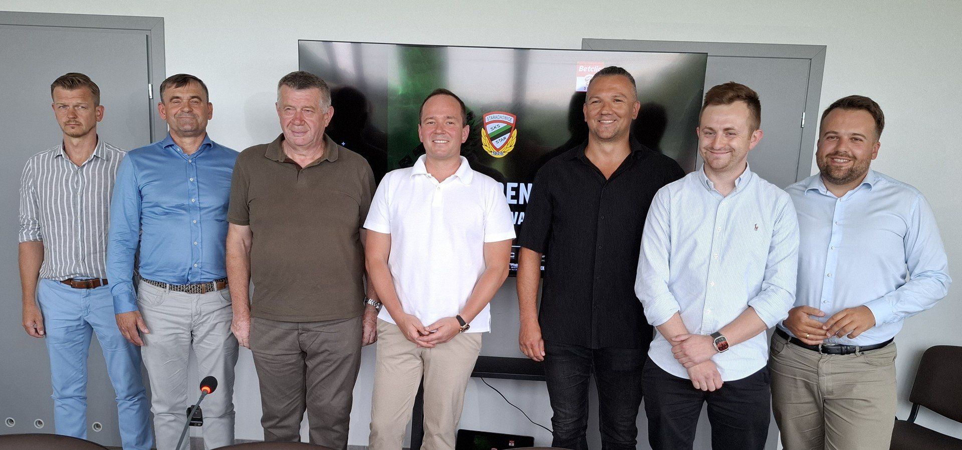 Klub piłkarski Star Starachowice pozyskał nowych sponsorów. Na zdjęciu, od lewej: Adrian Cieśla (PRD Starachowice), Andrzej Perchel (Drewex), prezes Staru Mirosław Świrta, Michał Ulikowski (Marbo Starachowice), Paweł Pater (Star San Duo), Karol Pituch (Picars) i prezydent Starachowic Marek Materek.