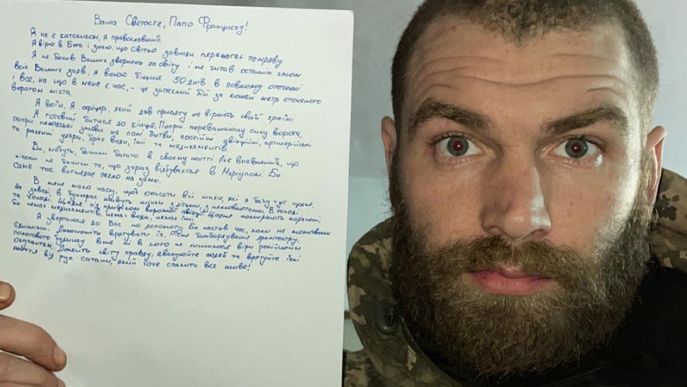 Major Serhij Wołyna z listem do papieża Franciszka