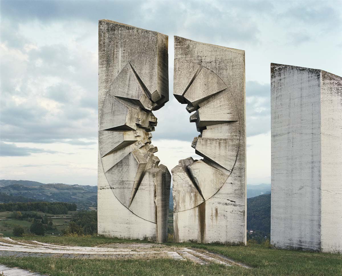 Jan Kempenaers sfotografował opuszczone obiekty w dawnej Jugosławii. Wyglądają jak statki obcej cywilizacji 9