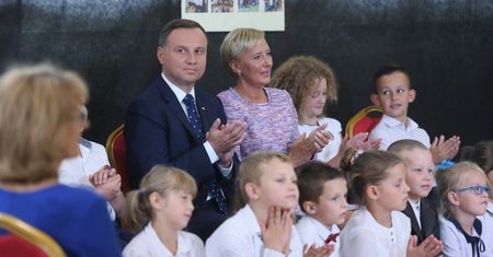 Andrzej Duda z małżonką rozpoczynają rok szkolny w Wilkowyi (ZDJĘCIA)