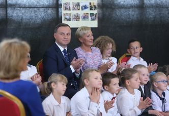 Andrzej Duda z małżonką rozpoczynają rok szkolny w Wilkowyi (ZDJĘCIA)