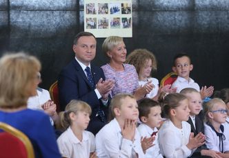 Andrzej Duda z małżonką rozpoczynają rok szkolny w Wilkowyi (ZDJĘCIA)