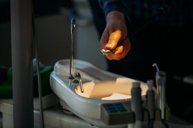 Wyrywał te same zęby po kilka razy. 3883 oszustw stomatologa