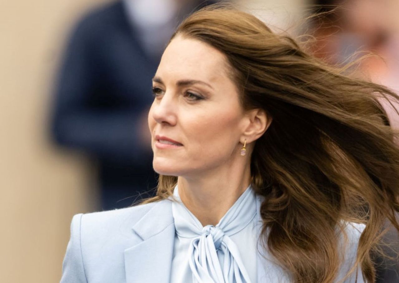 Księżna Kate w marynarce z popularnej sieciówki. Kolor to nie przypadek