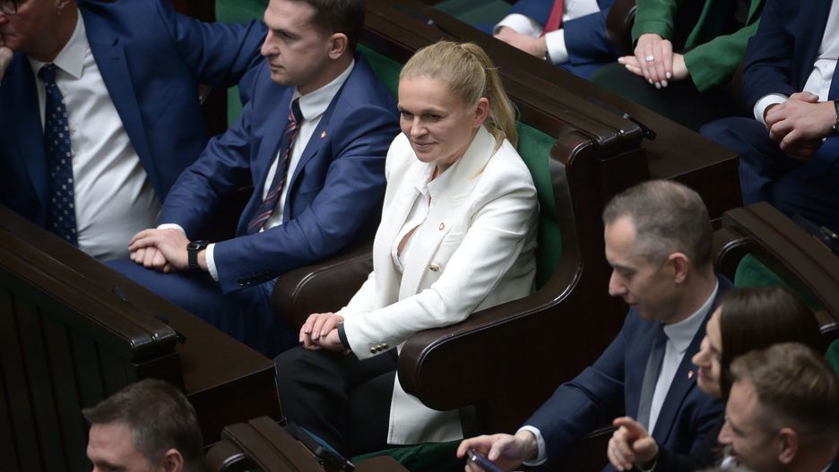 Warszawa, 12.12.2023. Posłanka KO Barbara Nowacka (C) na sali obrad Sejmu w Warszawie, 12 bm. Premier Donald Tusk zaprezentował w Sejmie program działania oraz skład gabinetu, wraz z wnioskiem w sprawie wyboru Rady Ministrów. (amb) PAP/Marcin Obara