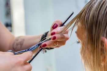 To nie botoks, to grzywka! Skinny fringe działa jak filtr "młodości"