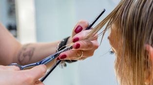 To nie botoks, to grzywka! Skinny fringe działa jak filtr "młodości"