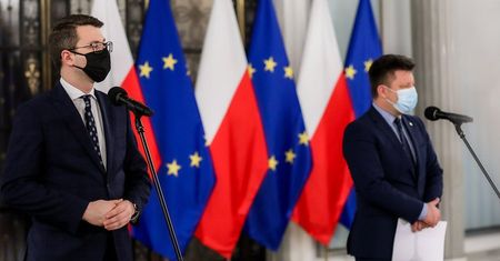 Konferencja szefa KPRM. Szczepienia dla kolejnych grup wiekowych szybciej. Zasady dla kościołów