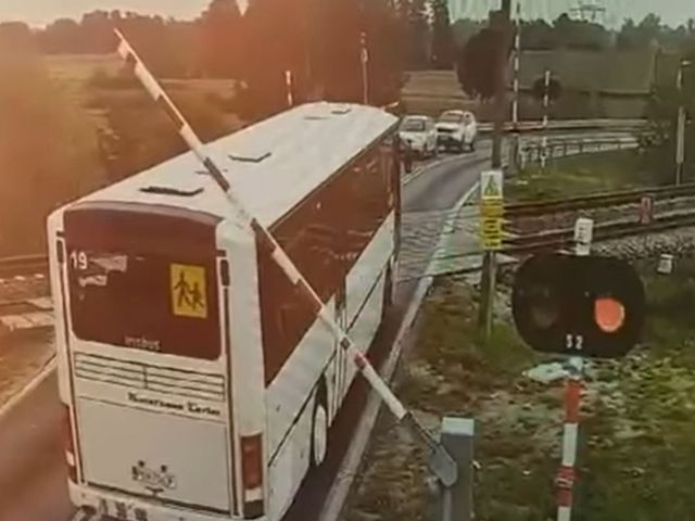 Szkolny autobus utknął na przejeździe kolejowym. Kierowca odpowie przed sądem