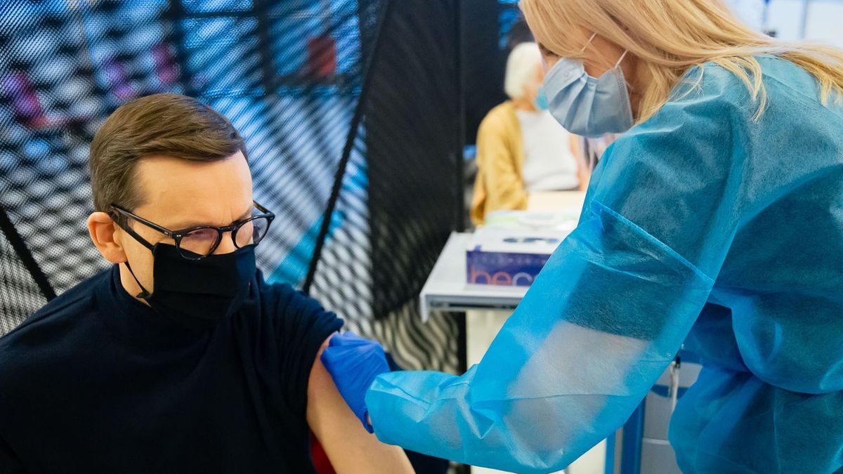 Premier zaszczepił się trzecią dawką 