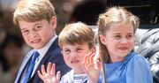 Kate Middleton i książę William opublikowali bożonarodzeniową kartkę z dziećmi. Fani nie poznają WYLUZOWANEJ Charlotte (FOTO)