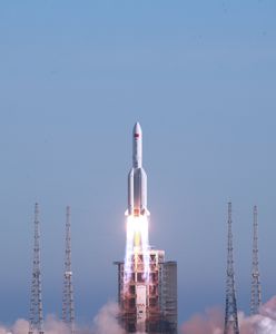Chiny wystrzeliły potężną rakietę. Wyniosła w niebo statek kosmiczny