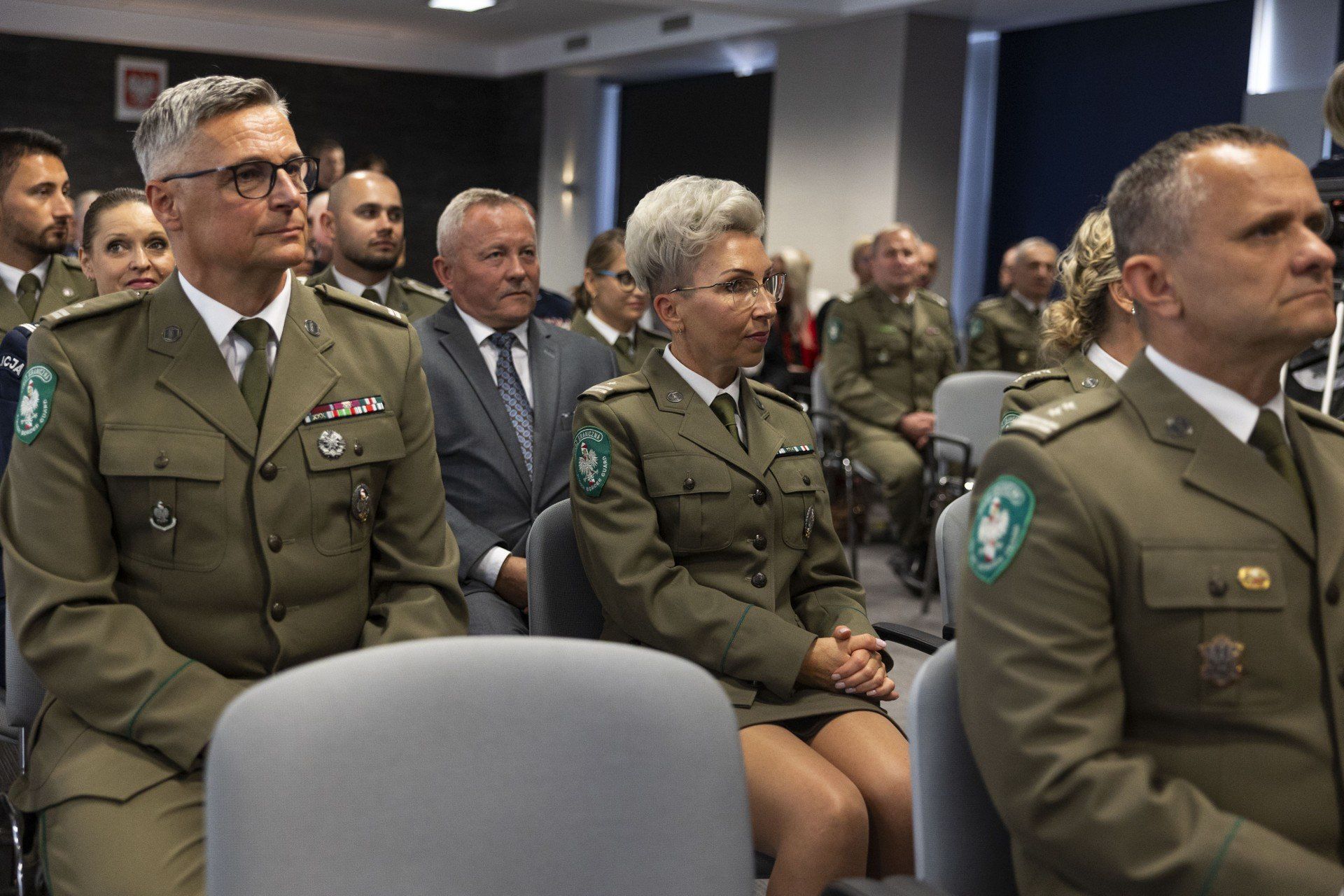 Konferencja prasowa zorganizowana 22 sierpnia 2025 roku w siedzibie Komendy Wojewódzkiej Policji w Krakowie podczas której uroczyście podpisane zostały porozumienia pomiędzy dyrektorami szkół, przedstawicielami policji oraz straży granicznej, dotyczące wprowadzenia w placówkach oddziałów o profilu mundurowym. W spotkaniu uczestniczył między innymi komendant wojewódzki policji w Krakowie insp. Artur Bednarek oraz gen. bryg. SG Adam JOPEK - komendant karpackiego oddziału straży granicznej.