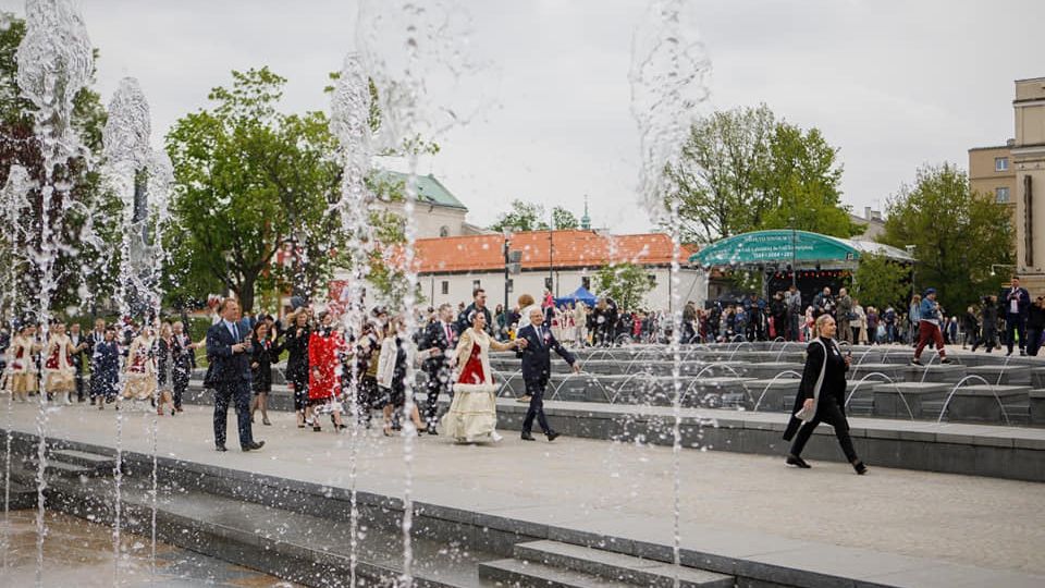 Prezydent Lublina Krzysztof Żuk w pierwszej parze poloneza na placu Litewskim