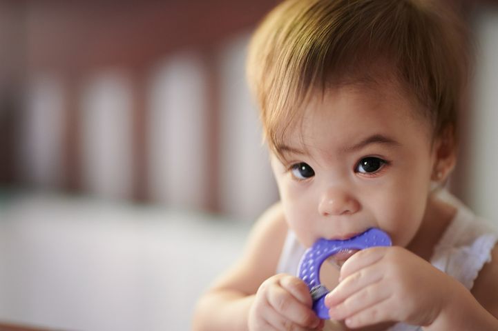 Swędzące zęby: jak pomóc dziecku w czasie ząbkowania?