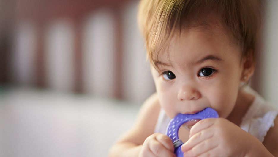 Swędzące zęby: jak pomóc dziecku w czasie ząbkowania?