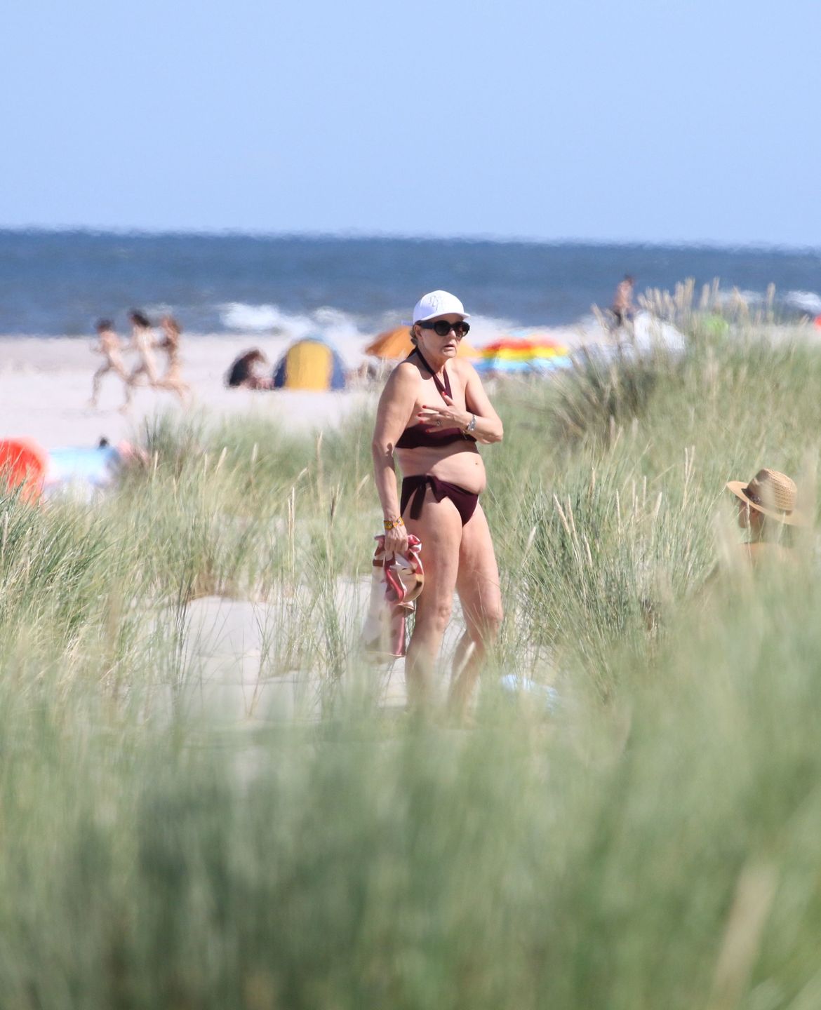 Grażyna Szapołowska wygrzewa się na jurackiej plaży