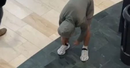 Straszne nagranie z Warszawy. Mężczyzna zachowuje się jak zombie