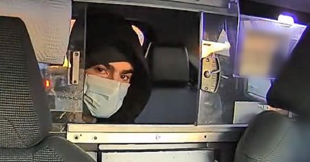 10 minut po zabójstwie milionera. Policja publikuje nowe zdjęcia mordercy