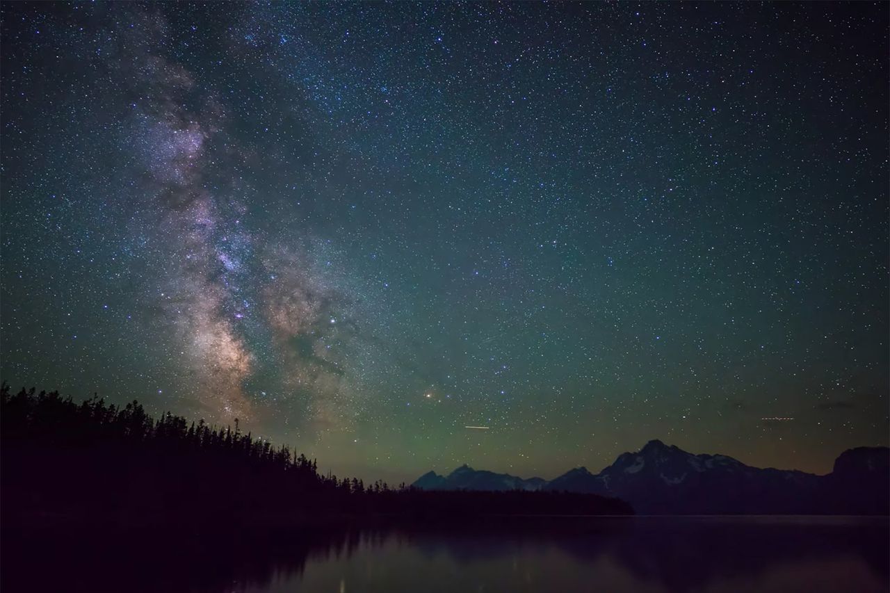 Timelapse nocnego nieba pokazuje jak dużym problemem jest zanieczyszczenie światłem