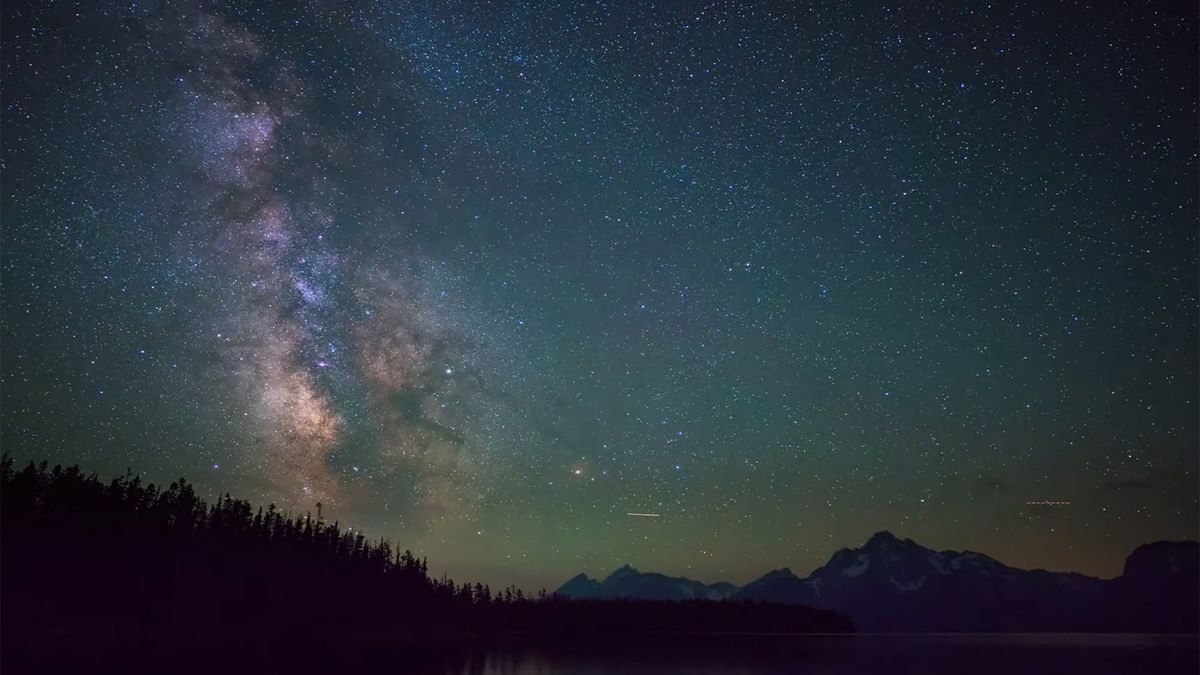Timelapse nocnego nieba pokazuje jak dużym problemem jest zanieczyszczenie światłem 1