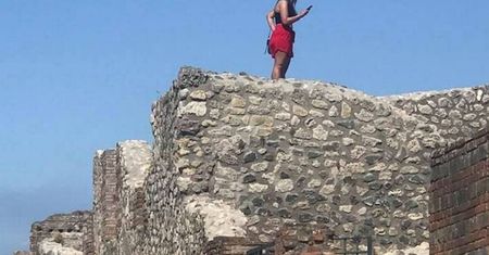 Wakacje 2020. Włosi jej tego nie wybaczą. Turystka poszukiwana za selfie