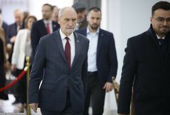 Macierewicz murem za Witek. W sieci pojawiła się specjalna adnotacja