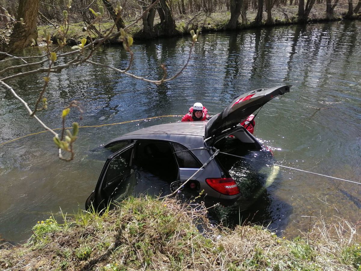 Tragiczny wypadek w Juszkowie. Auto wjechało do rzeki