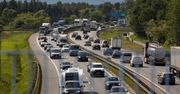 Niepołomice: Niecodzienne sceny na autostradzie A4 pod Krakowem. Mężczyzna tańczył na dachu samochodu i chodził po jezdni. Wiemy, czym to się skończyło