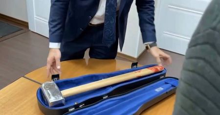 Młot ze śladami krwi. Jewgienij Prigożyn chciał przekazać przesyłkę do PE