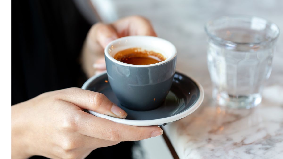 Dlaczego do espresso podaje się wodę?