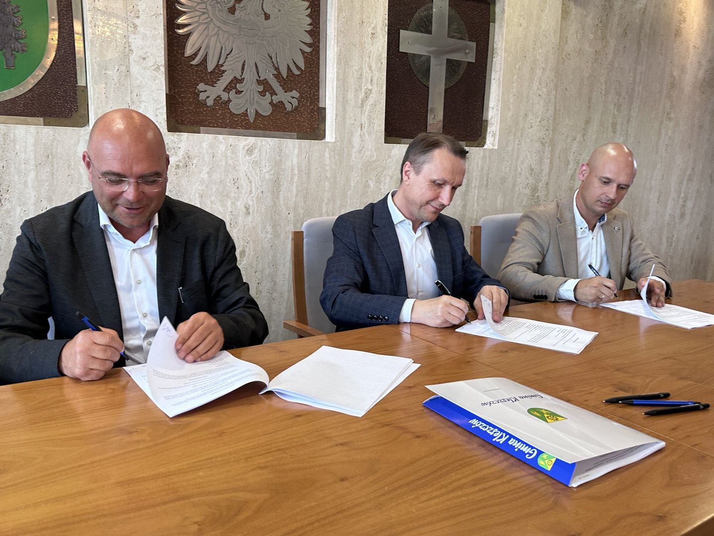 W Urzędzie Gminy Kleszczów podpisano umowę ze spółką Adaptive Motors Poland