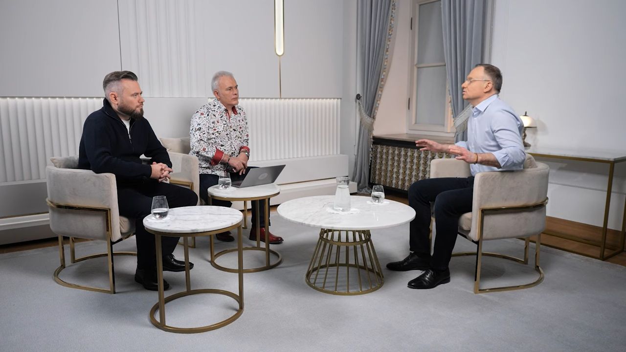 Krzysztof Stanowski i Robert Mazurek podczas rozmowy z Andrzejem Dudą