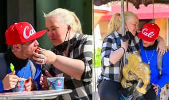 Mama June czule karmi swojego CHŁOPAKA KRYMINALISTĘ i jeździ z nim na karuzeli (ZDJĘCIA)