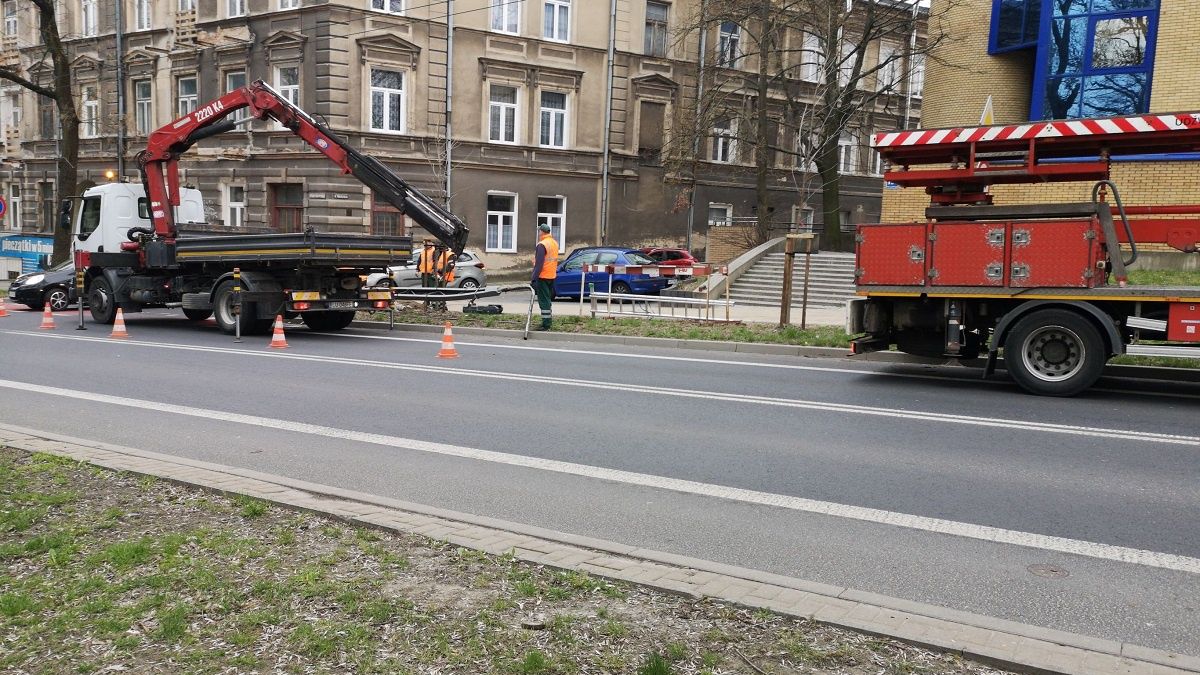 Wymiana uszkodzonego słupa trakcji trolejbusowej na ul. Wyszyńskiego