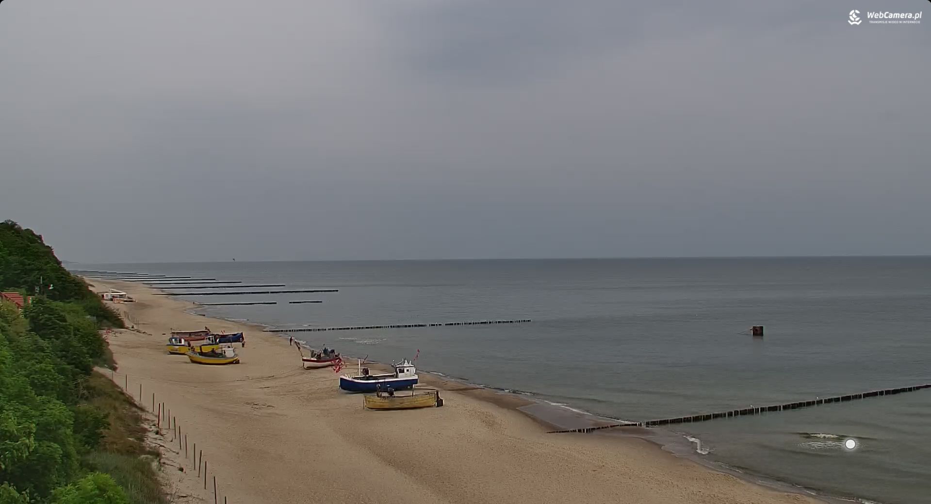 Tylko pojedyncze osoby spacerowały po plaży w Rewalu.