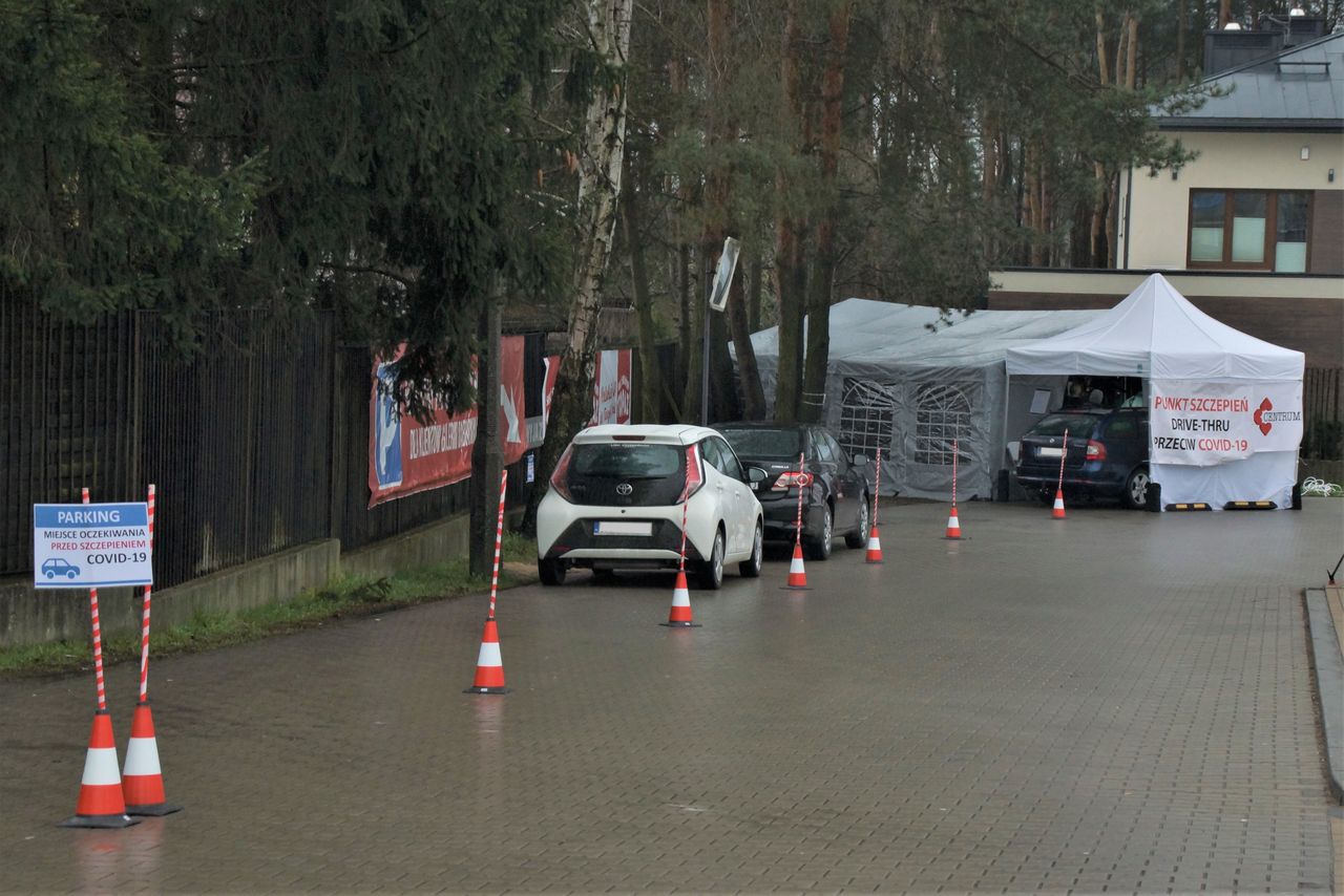 Kolejka do punktu szczepień drive-thru