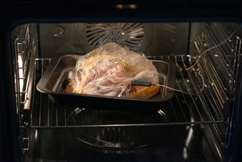 Ten błąd przy piekarniku winduje rachunki. Większość go robi