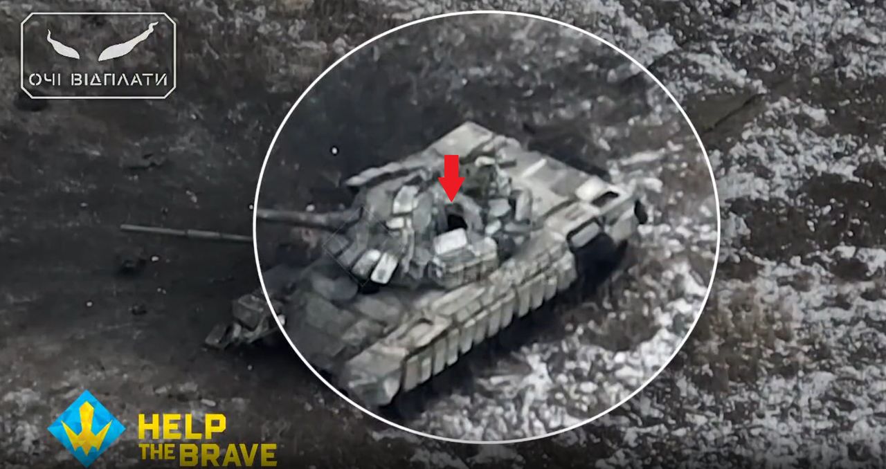 Rosyjski czołg T-72B3 zniszczony. Improwizowany dron FPV wleciał przez właz