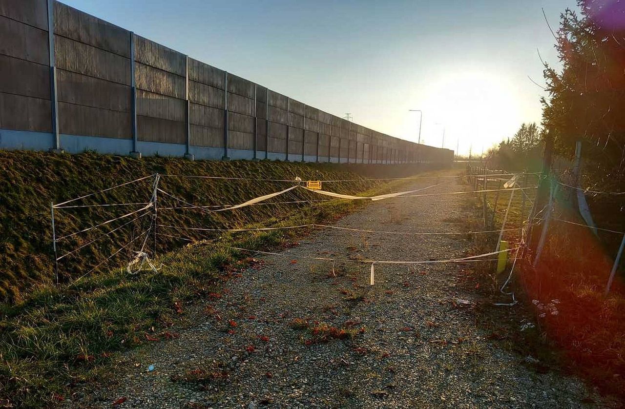 Miał dość samochodów. Postawił zaporę pod napięciem