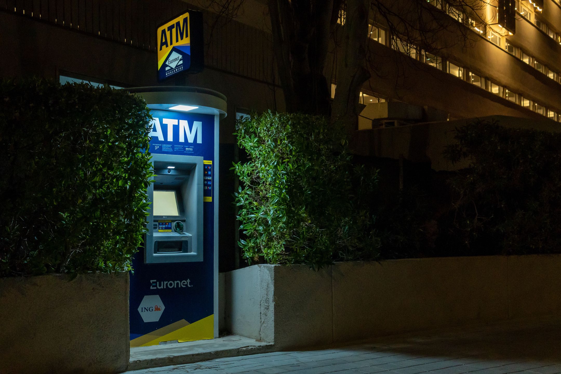 Lepiej nie wybierać bankomatów z dala od skupisk ludzkich